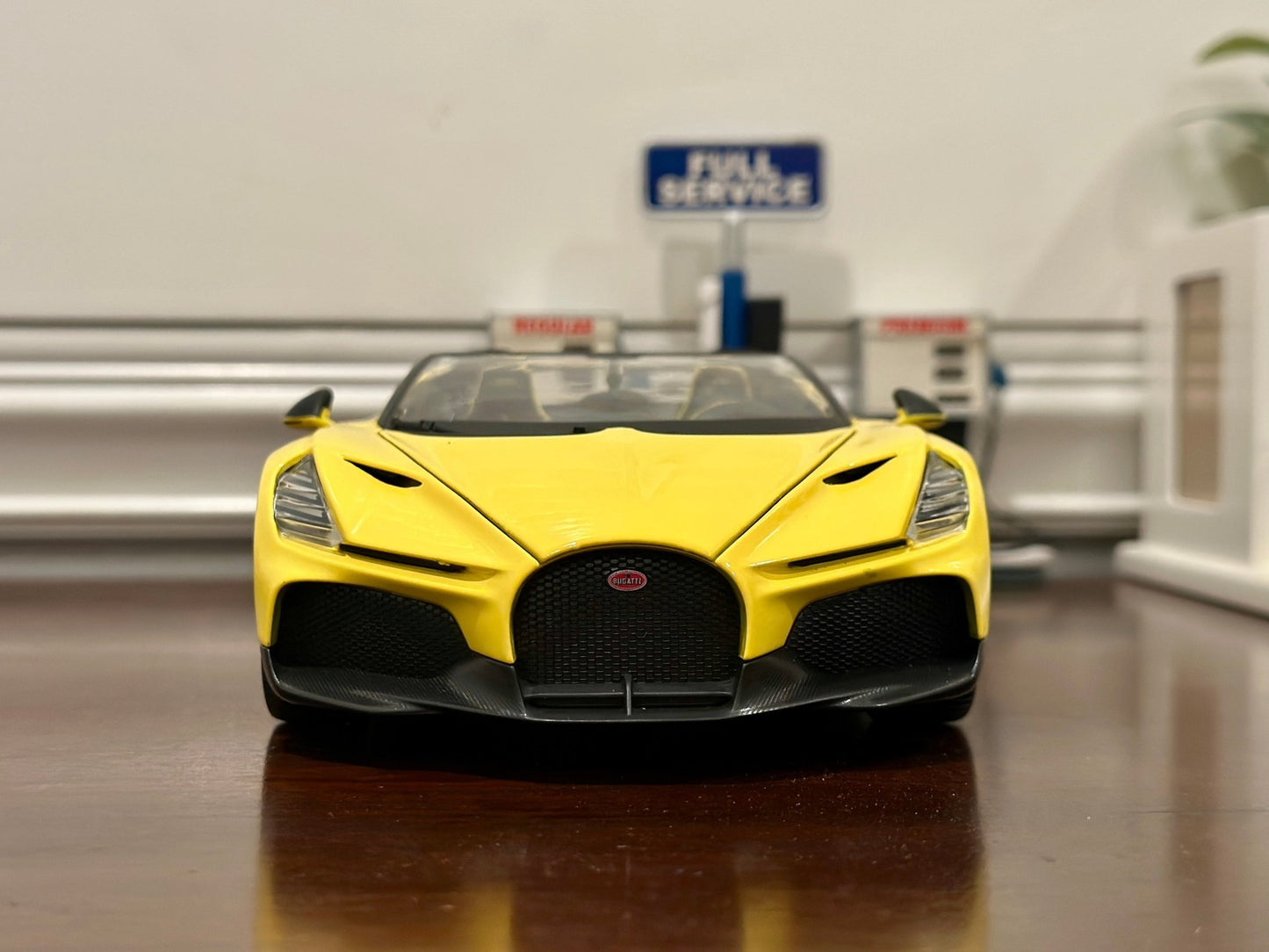 Maisto Bugatti Mistral Yellow 1/18 Scale Diecast Model Car - Product Image