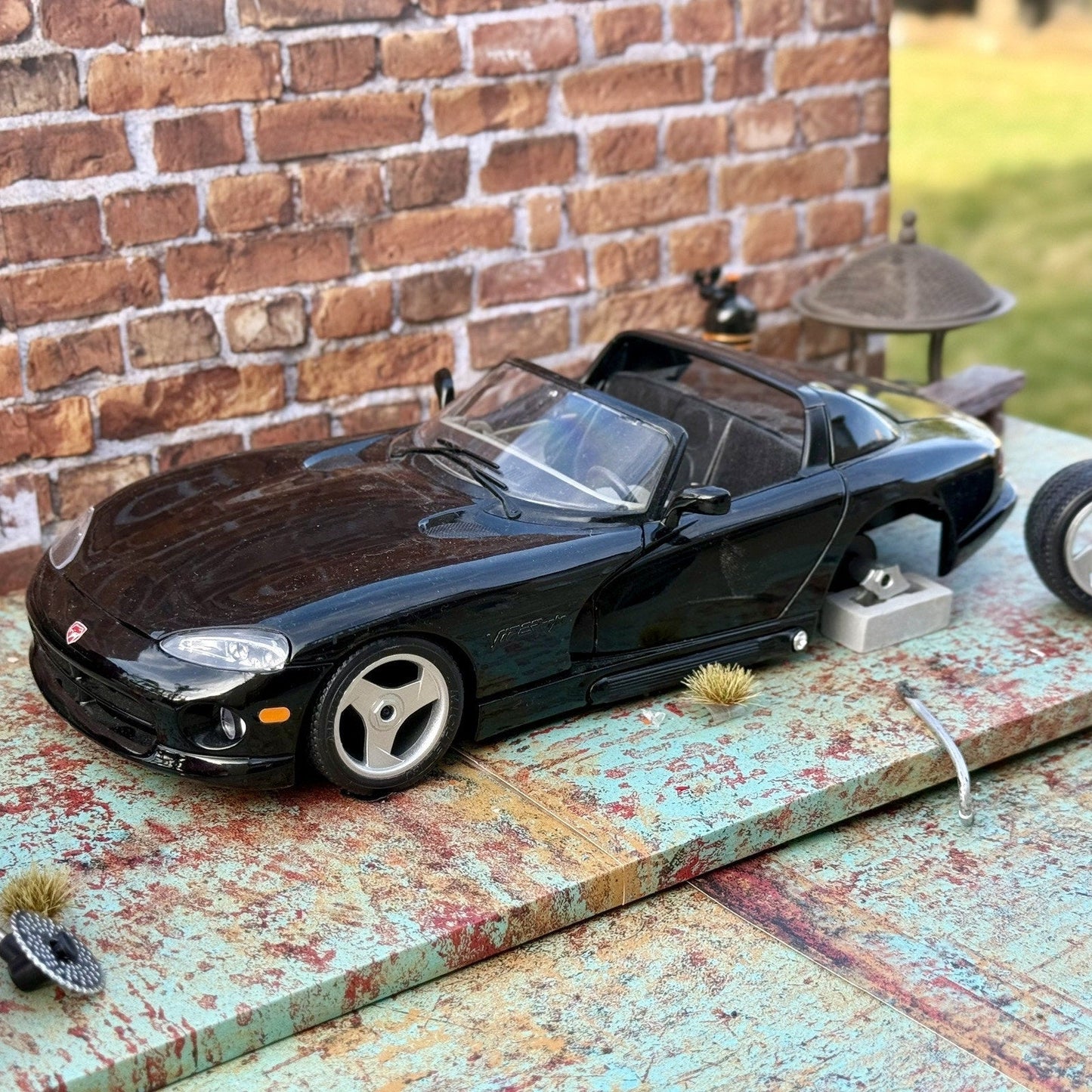 Maisto Dodge Viper RT/10 Black Broken Wheel 1/18 Scale Diecast Model Car | Diorama Parts Car - Product Image