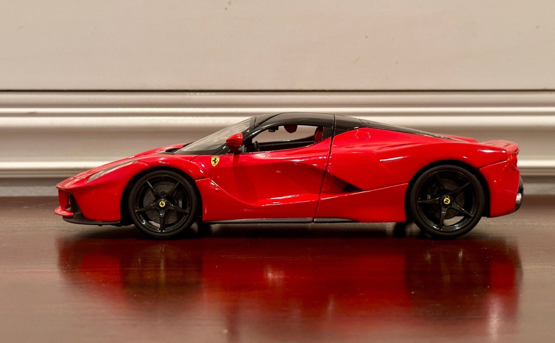 Maisto Ferrari LaFerrari Red/Black 1/18 Scale Diecast Model Car | New - Product Image
