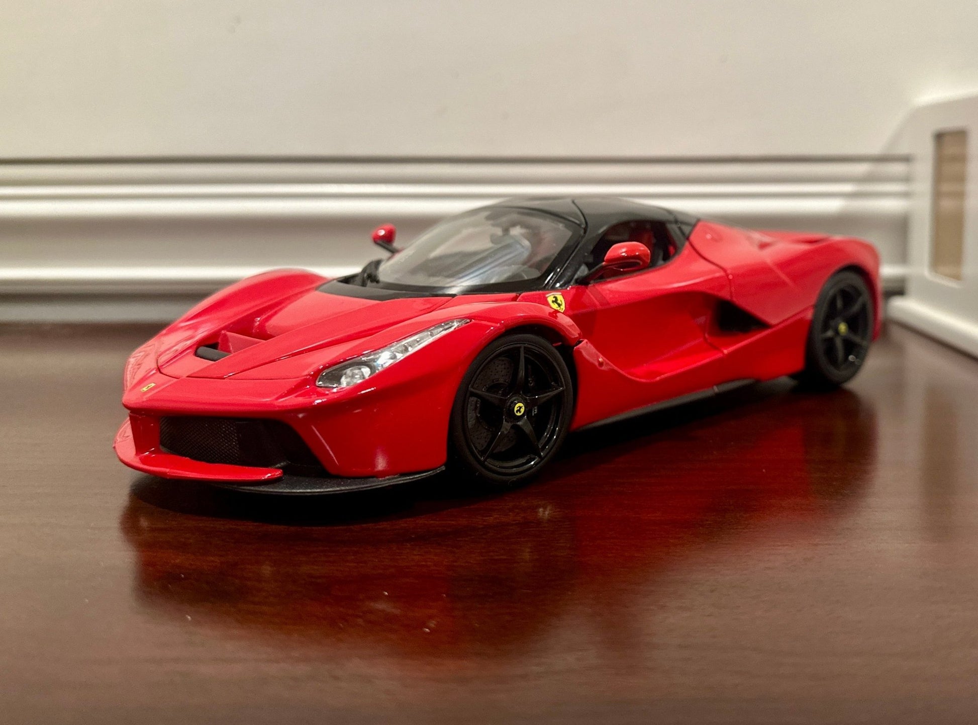 Maisto Ferrari LaFerrari Red/Black 1/18 Scale Diecast Model Car | New - Product Image