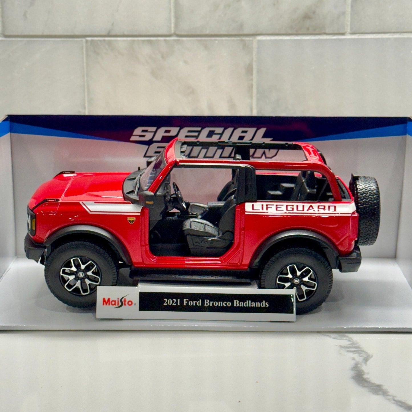 Maisto Ford Bronco Badlands 'Lifeguard Edition' 1/18 Scale Diecast Model Car | New - Product Image