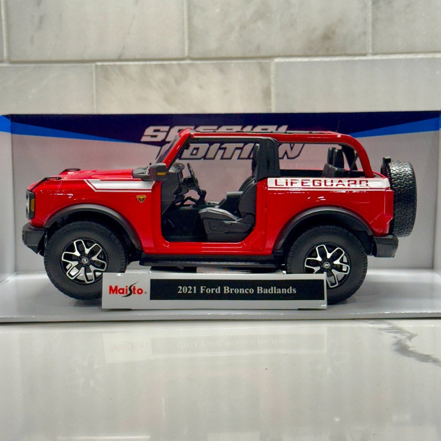 Maisto Ford Bronco Badlands 'Lifeguard Edition' 1/18 Scale Diecast Model Car | New - Product Image