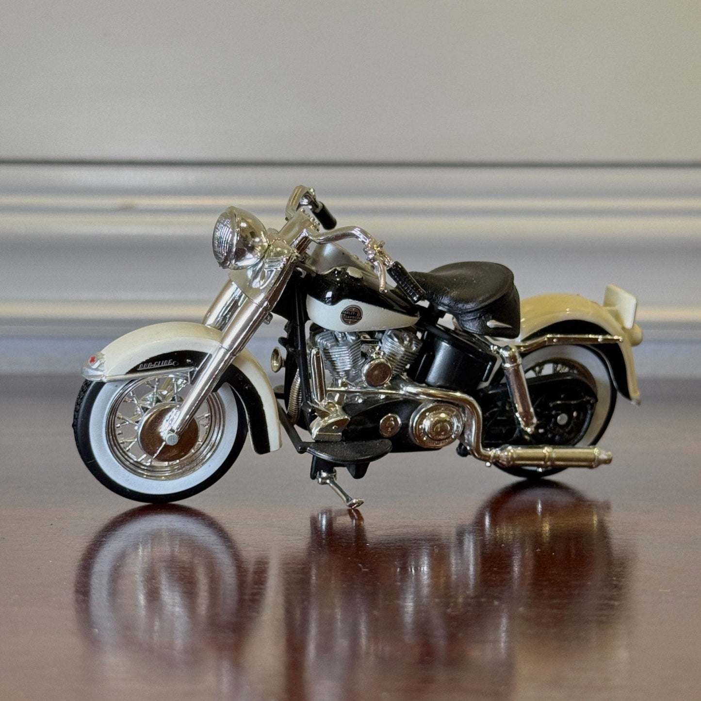 Maisto Harley Davidson Road King Creme 1/18 Scale Diecast Model Bike - Product Image