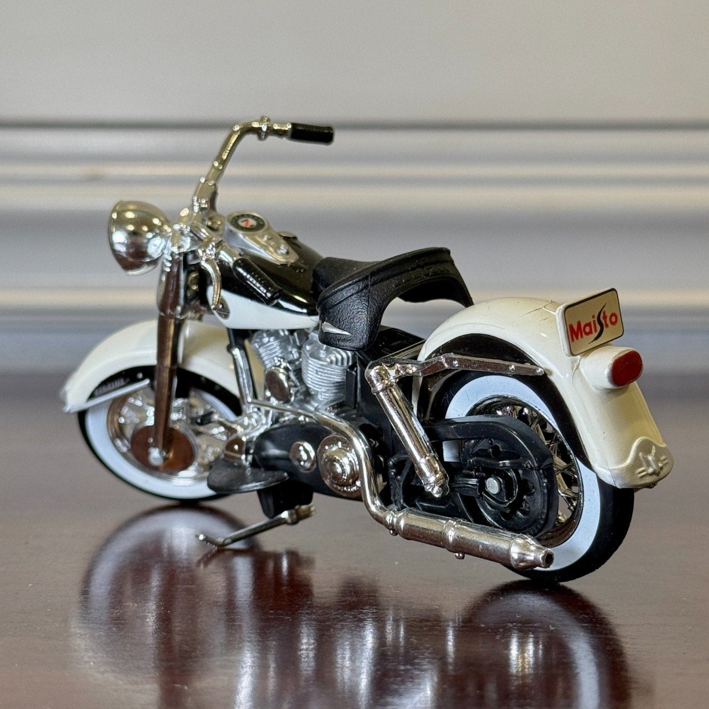 Maisto Harley Davidson Road King Creme 1/18 Scale Diecast Model Bike - Product Image