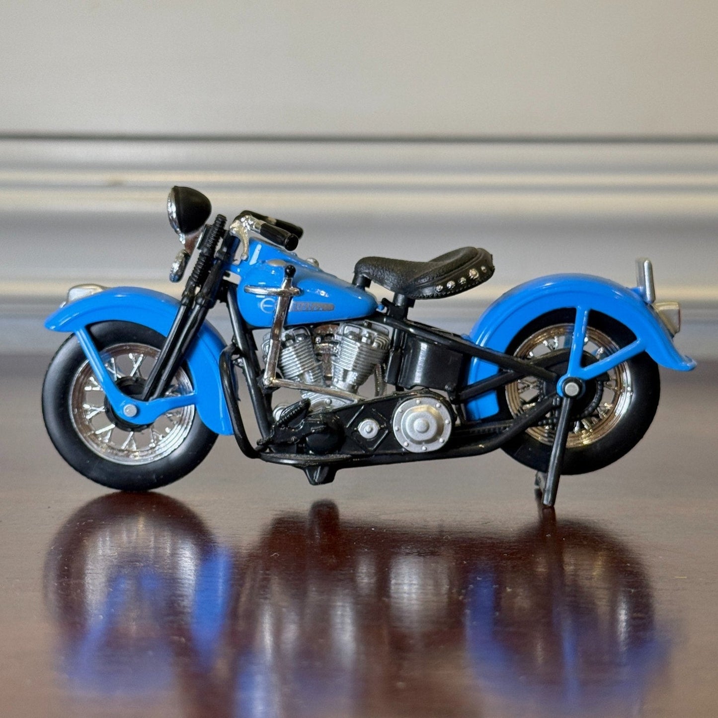 Maisto Harley Davidson Road King Light Blue 1/18 Scale Diecast Model Motorcycle | In Box - Product Image