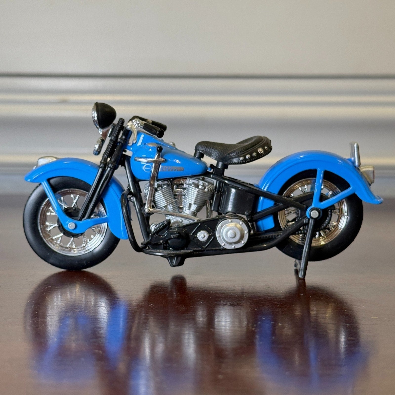 Maisto Harley Davidson Road King Light Blue 1/18 Scale Diecast Model Motorcycle | In Box - Product Image