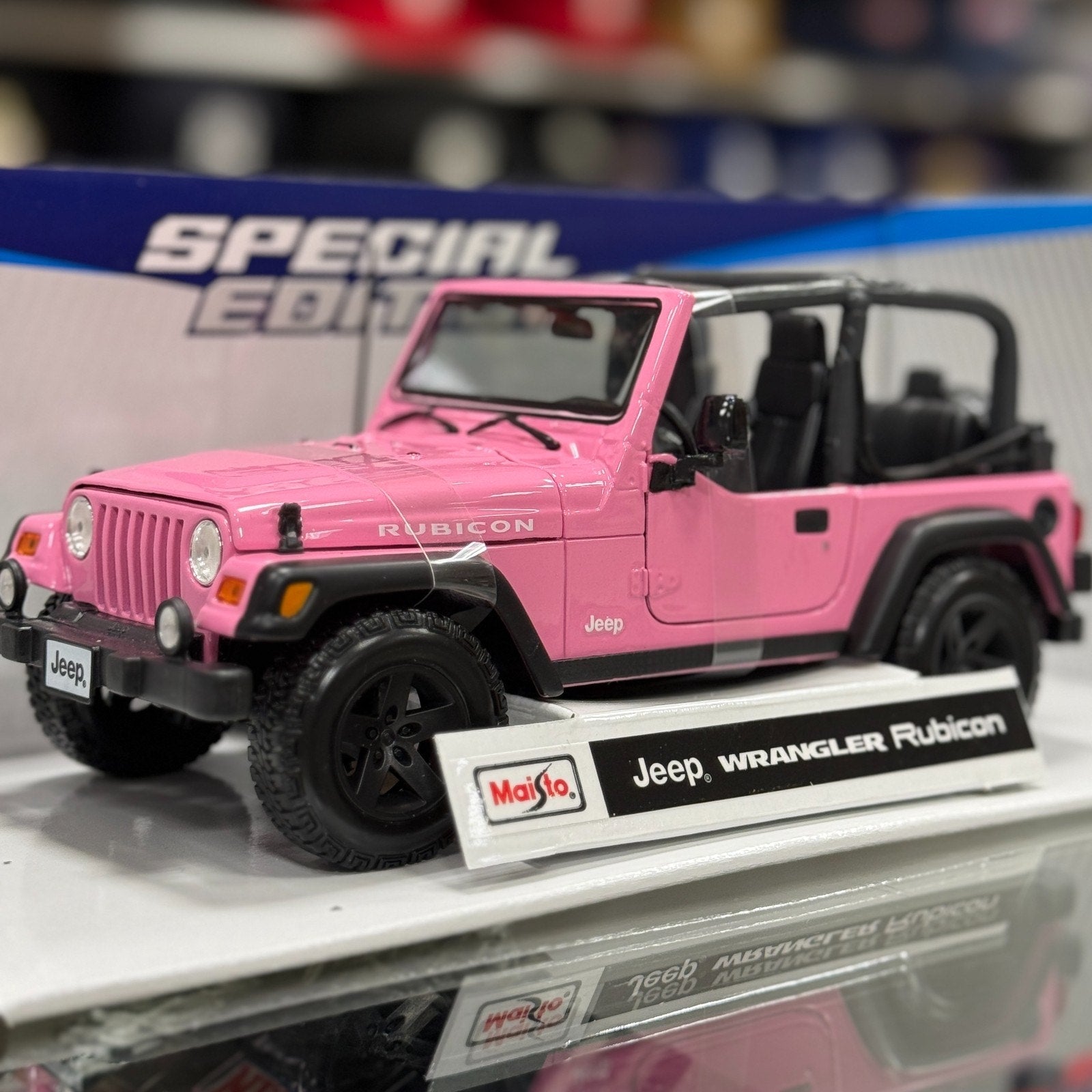 Maisto Jeep Wrangler Rubicon Pink 1/18 Scale Diecast Model Car | New - Product Image