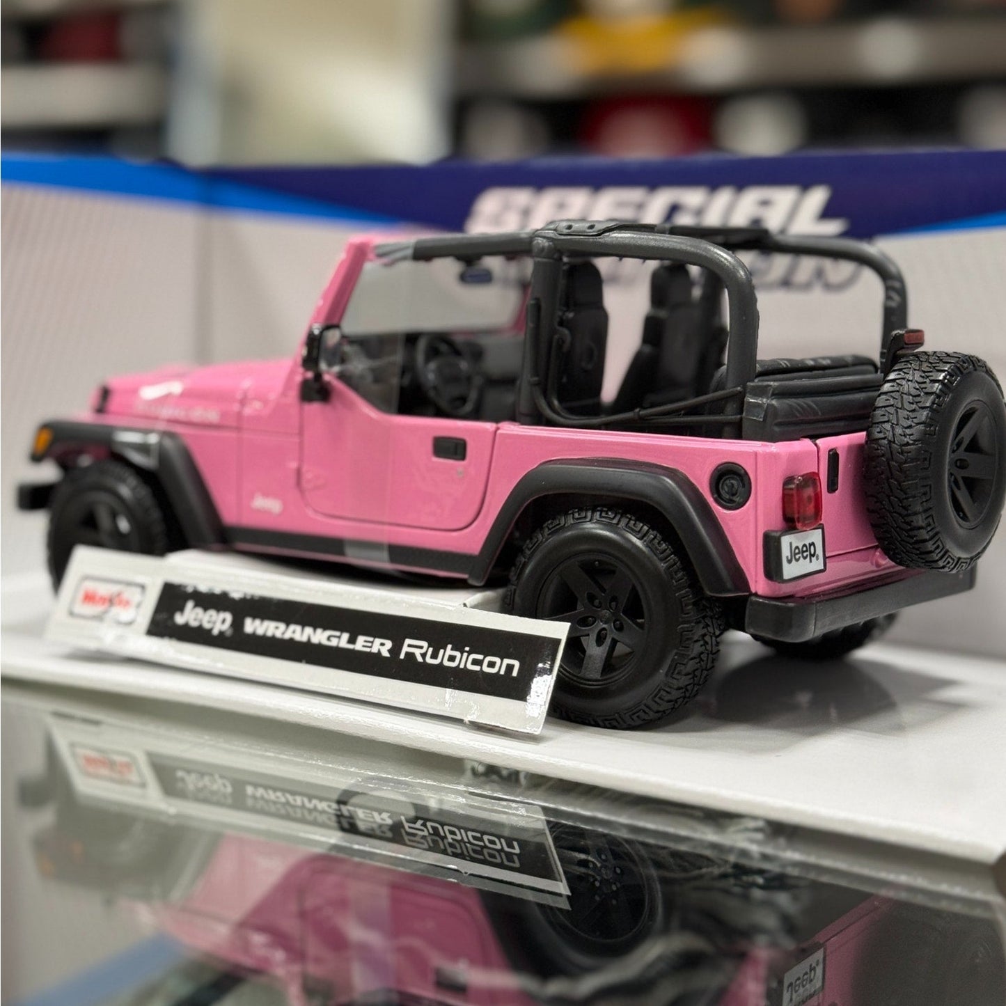 Maisto Jeep Wrangler Rubicon Pink 1/18 Scale Diecast Model Car | New - Product Image