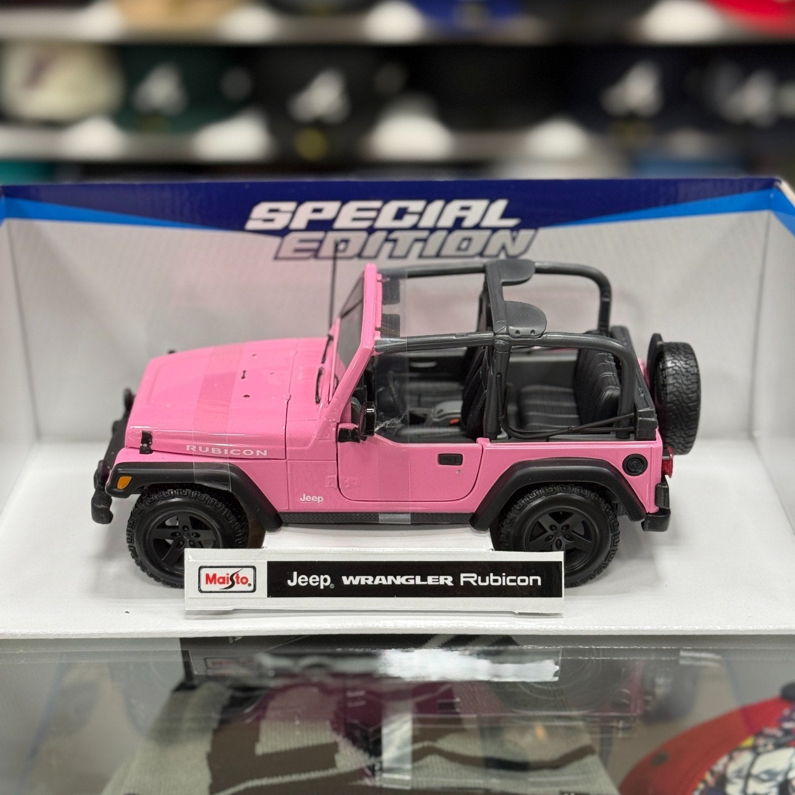 Maisto Jeep Wrangler Rubicon Pink 1/18 Scale Diecast Model Car | New - Product Image