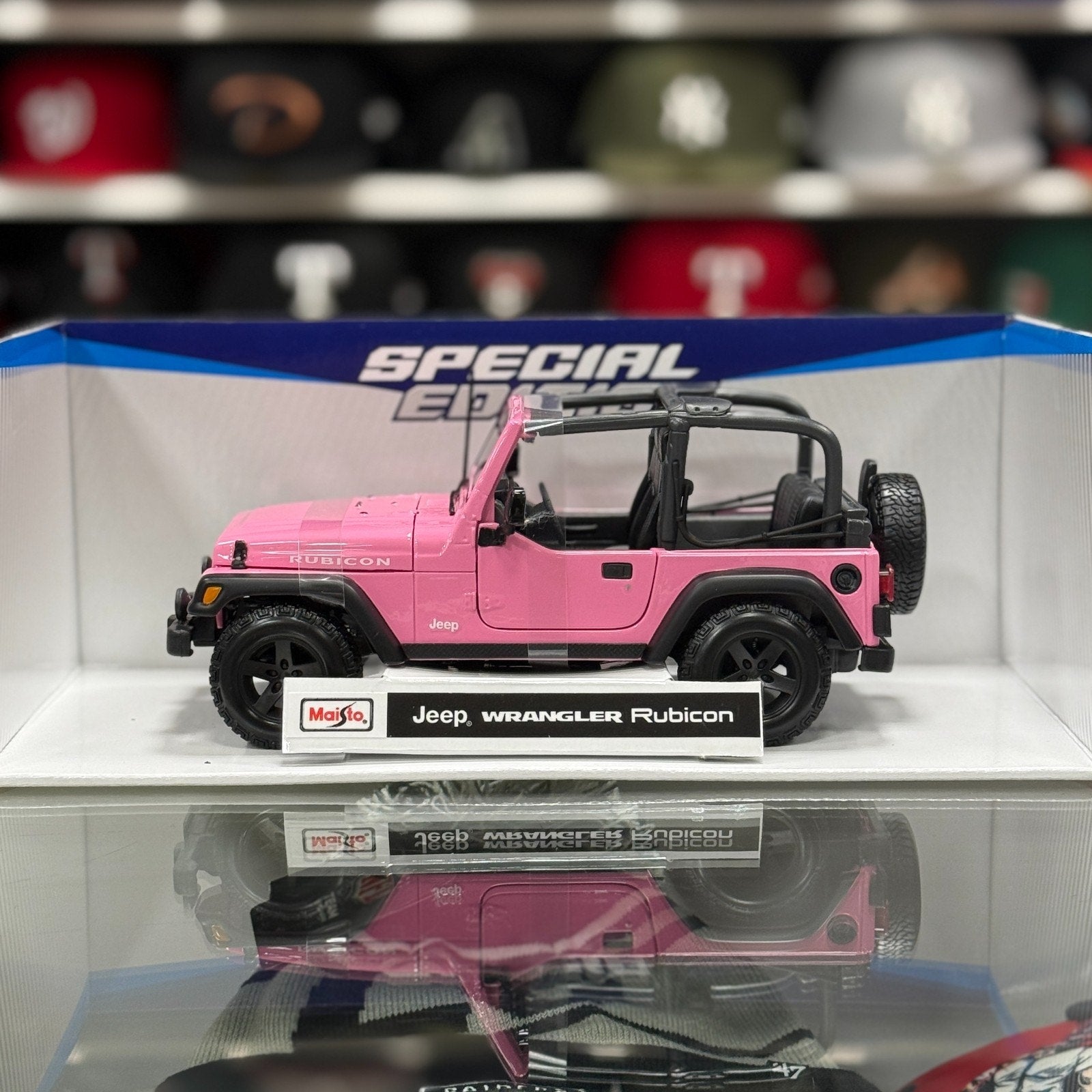 Maisto Jeep Wrangler Rubicon Pink 1/18 Scale Diecast Model Car | New - Product Image