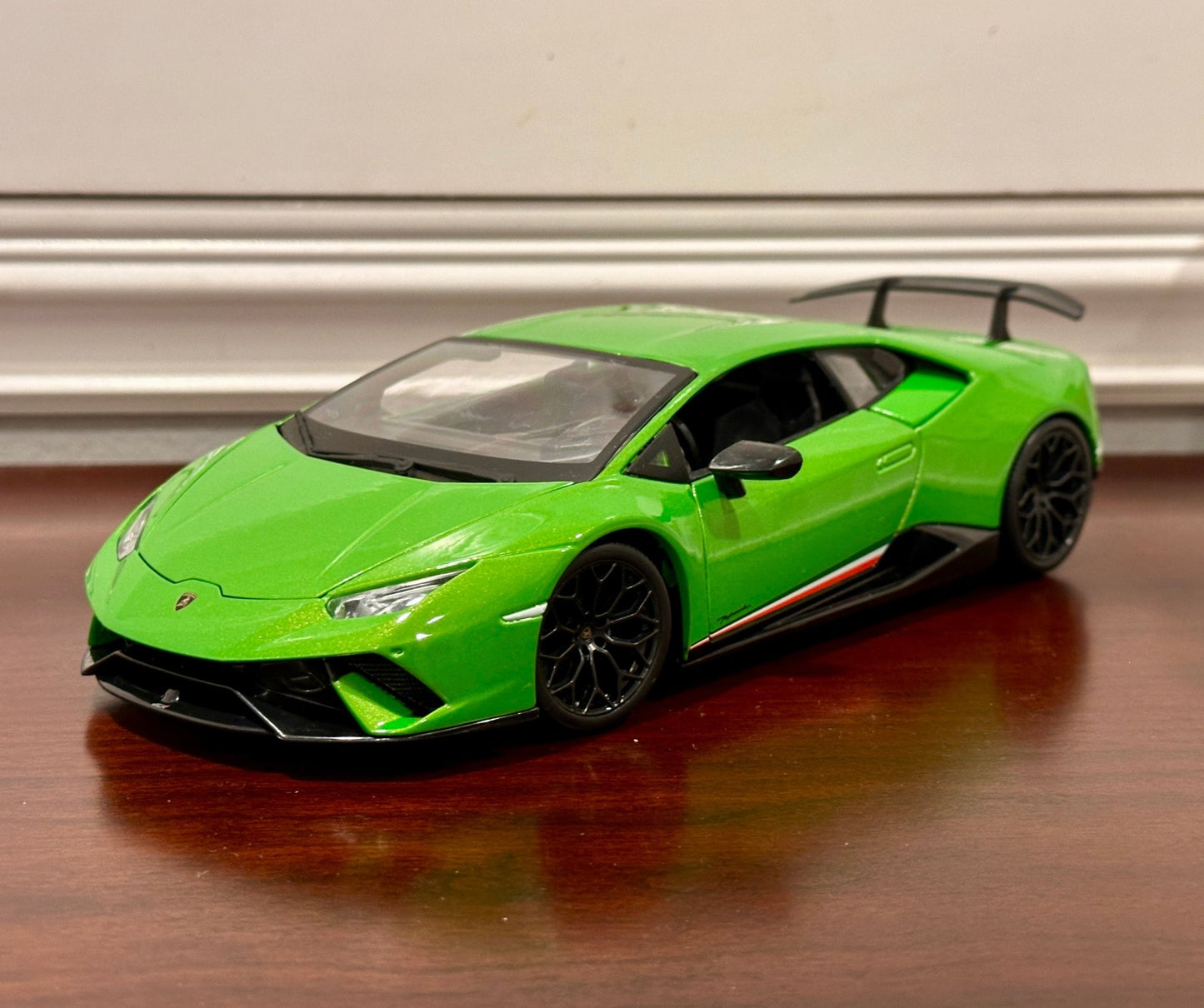 Maisto Lamborghini Huracan Performante Green 1/18 Scale Diecast Model Car | New - Product Image