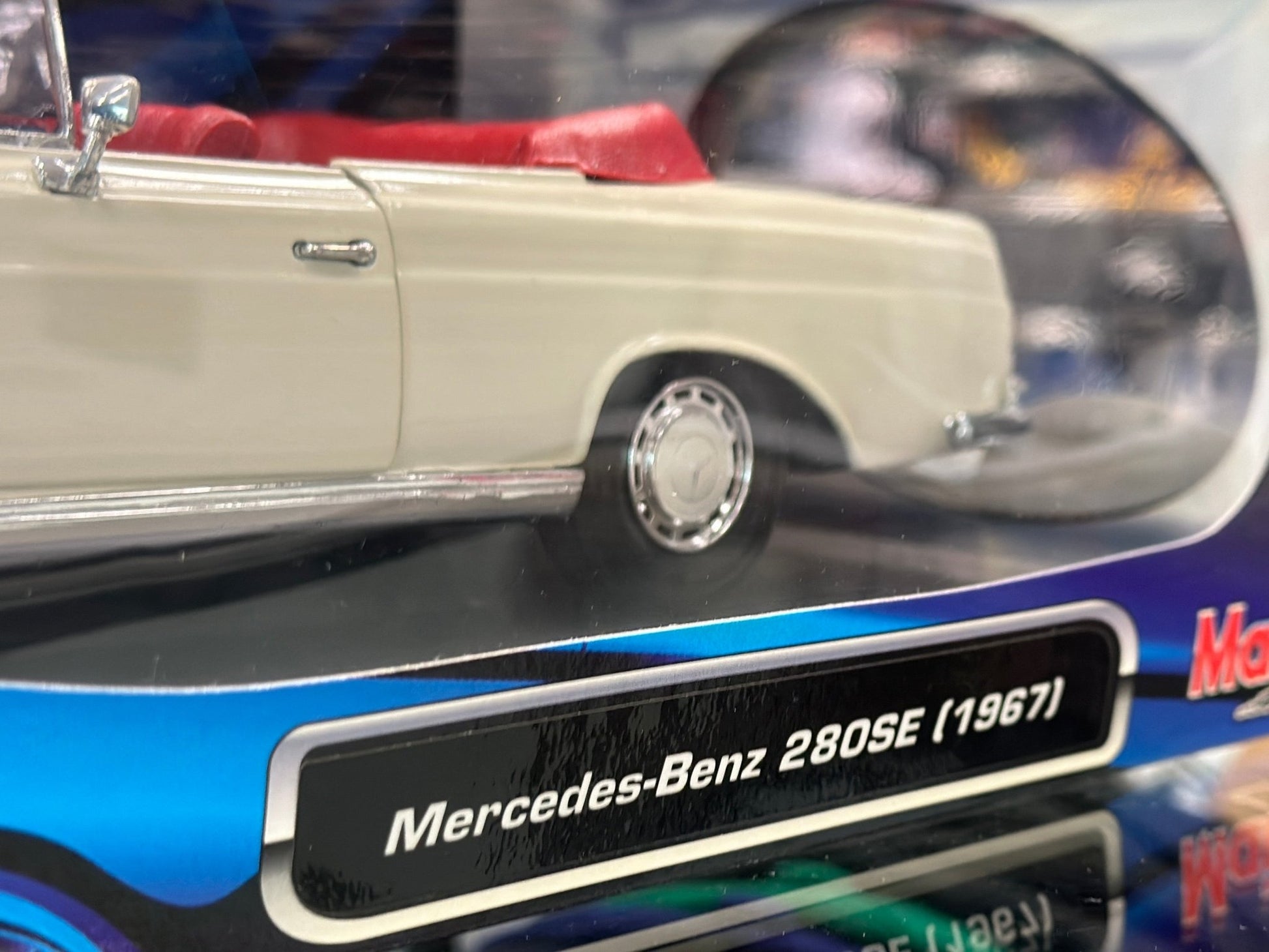 Maisto Mercedes Benz 220SE 1/18 Scale Diecast Model Car - Product Image