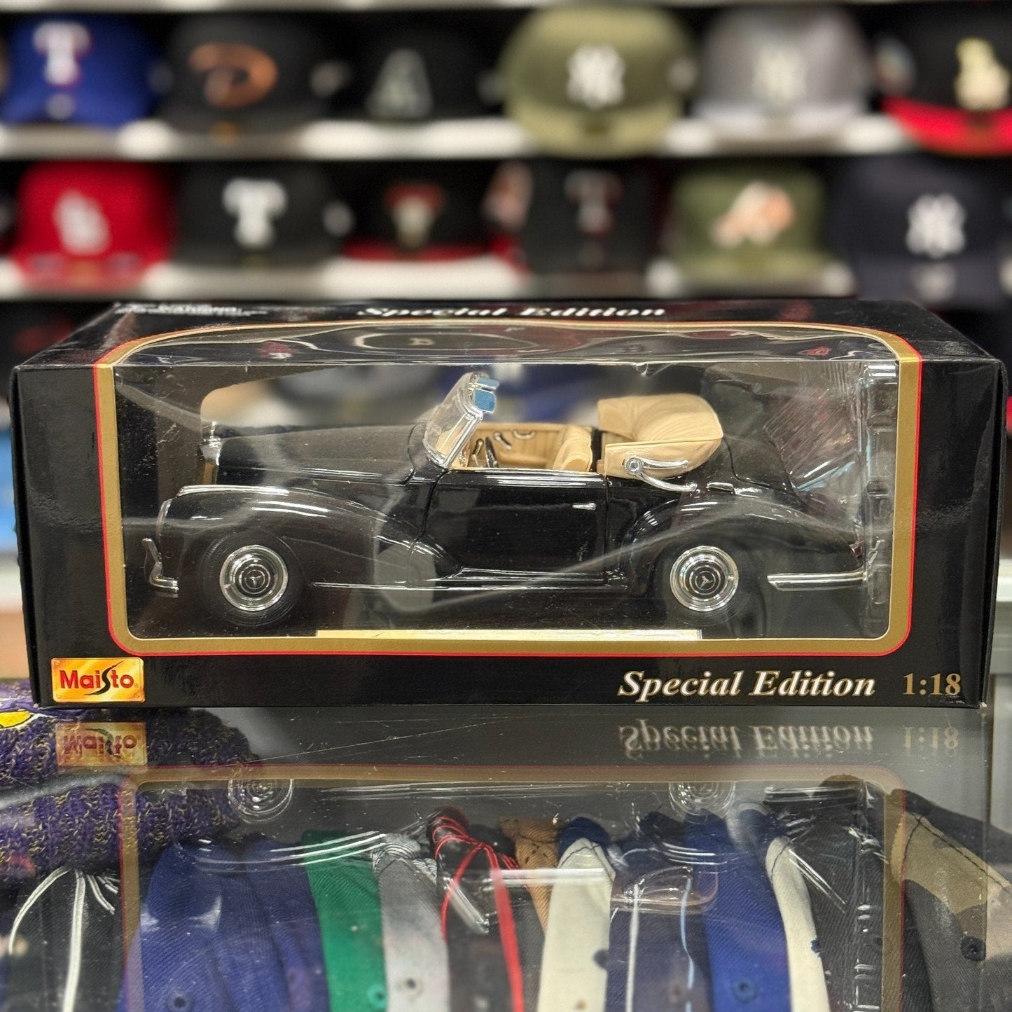 Maisto Mercedes Benz 300S Black 1/18 Scale Diecast Model Car | New - Product Image