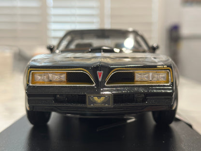Maisto Pontiac Trans Am Firebird Black w/ Gold Livery 1/18 Scale Diecast Model Car | New - Product Image