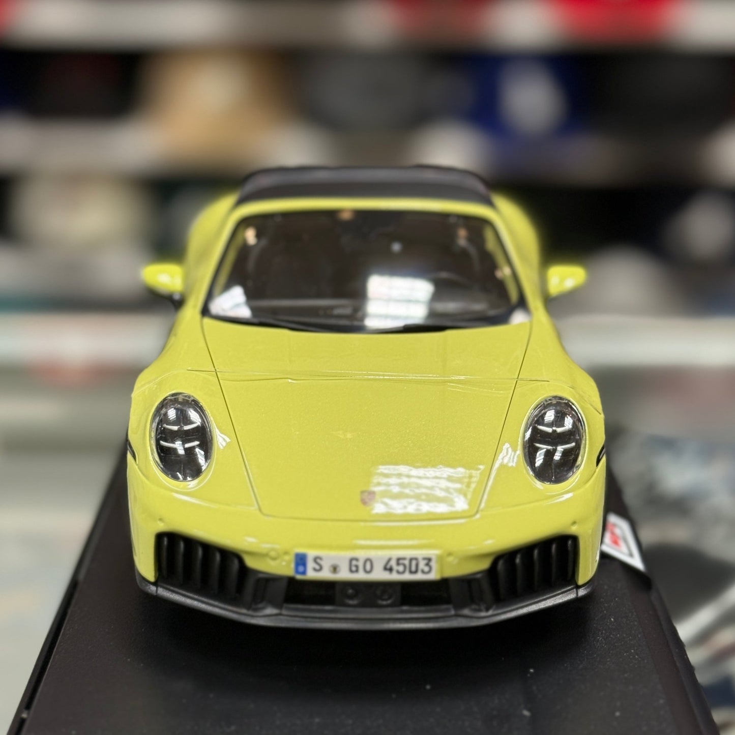 Maisto Porsche 992 Targa Mantis Yellow 1/18 Scale Diecast Model Car | New - Product Image