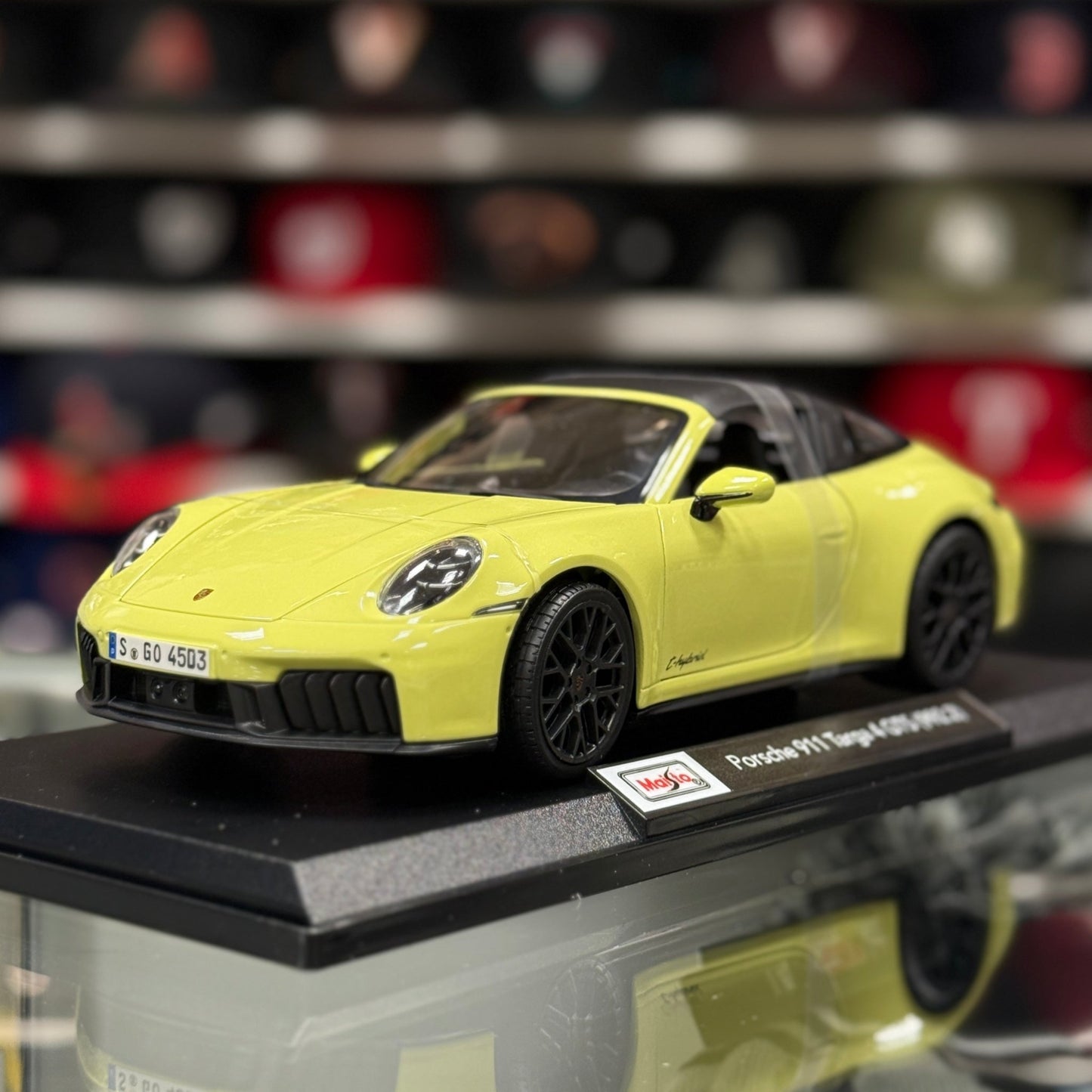 Maisto Porsche 992 Targa Mantis Yellow 1/18 Scale Diecast Model Car | New - Product Image