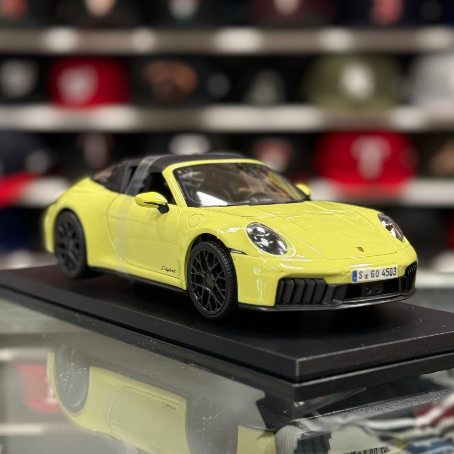 Maisto Porsche 992 Targa Mantis Yellow 1/18 Scale Diecast Model Car | New - Product Image