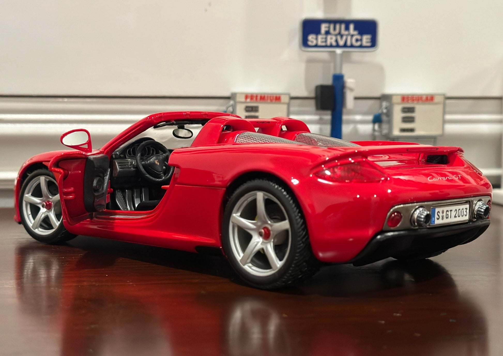 Maisto Porsche Carerra GT Guards Red 1/18 Scale Diecast Model Car | New - Product Image