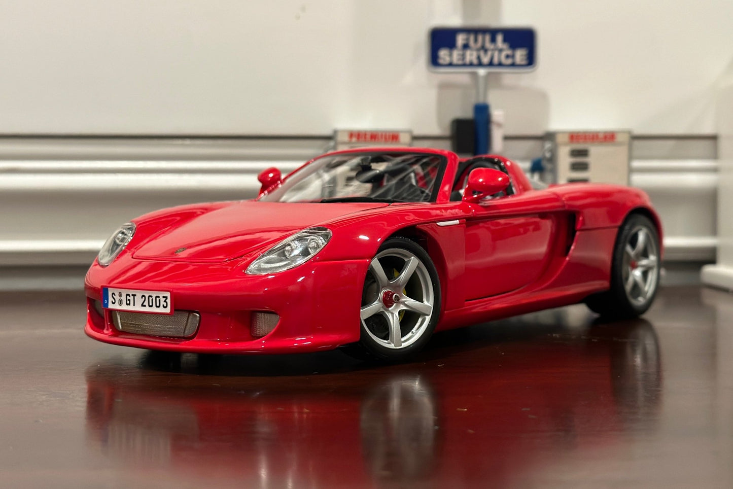 Maisto Porsche Carerra GT Guards Red 1/18 Scale Diecast Model Car | New - Product Image