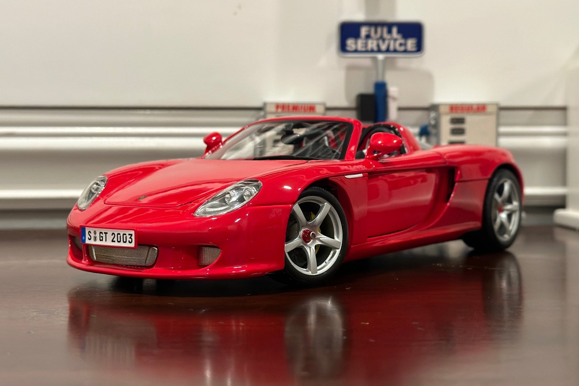 Maisto Porsche Carerra GT Guards Red 1/18 Scale Diecast Model Car | New - Product Image