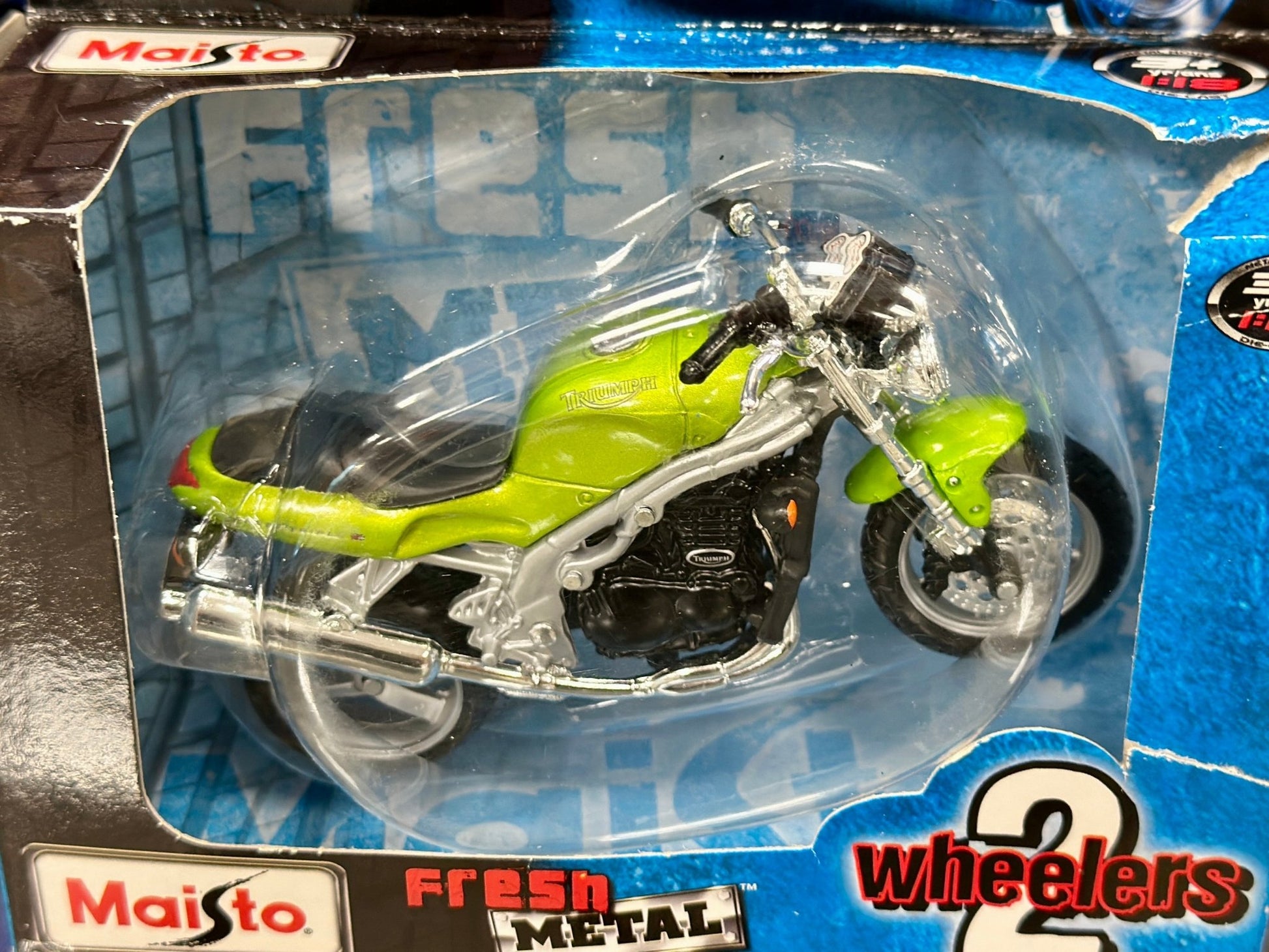 Maisto Triumph Motorcycle Lime Green 1/18 Scale Diecast Model Bike | New - Product Image