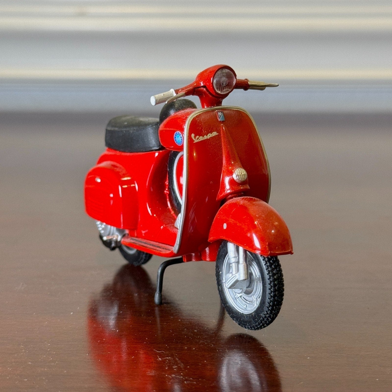 Maisto Vespa Red 1/18 Scale Diecast Model Bike | Spare Tire - Product Image