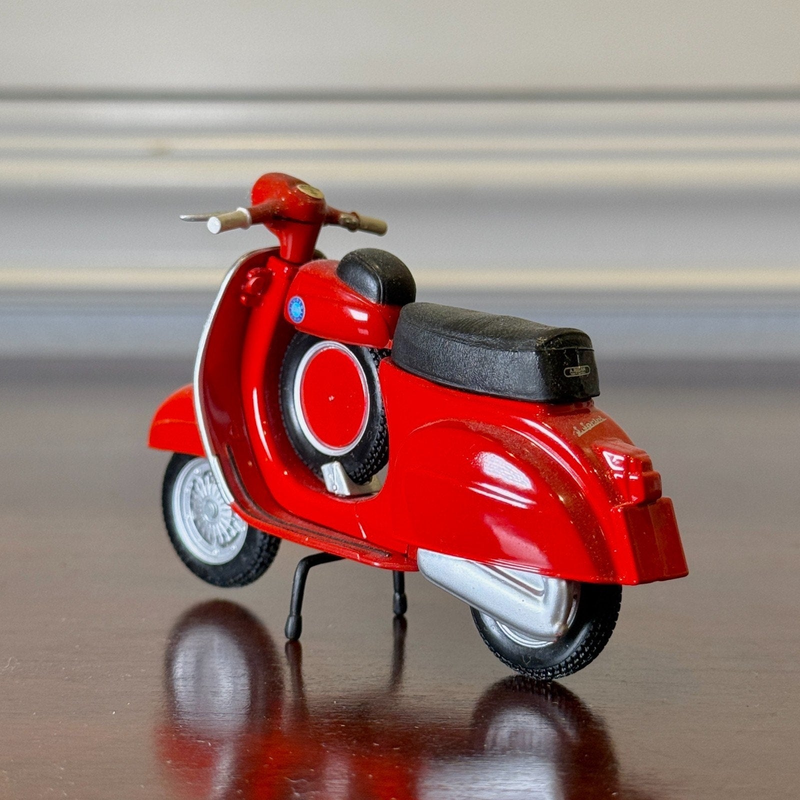 Maisto Vespa Red 1/18 Scale Diecast Model Bike | Spare Tire - Product Image