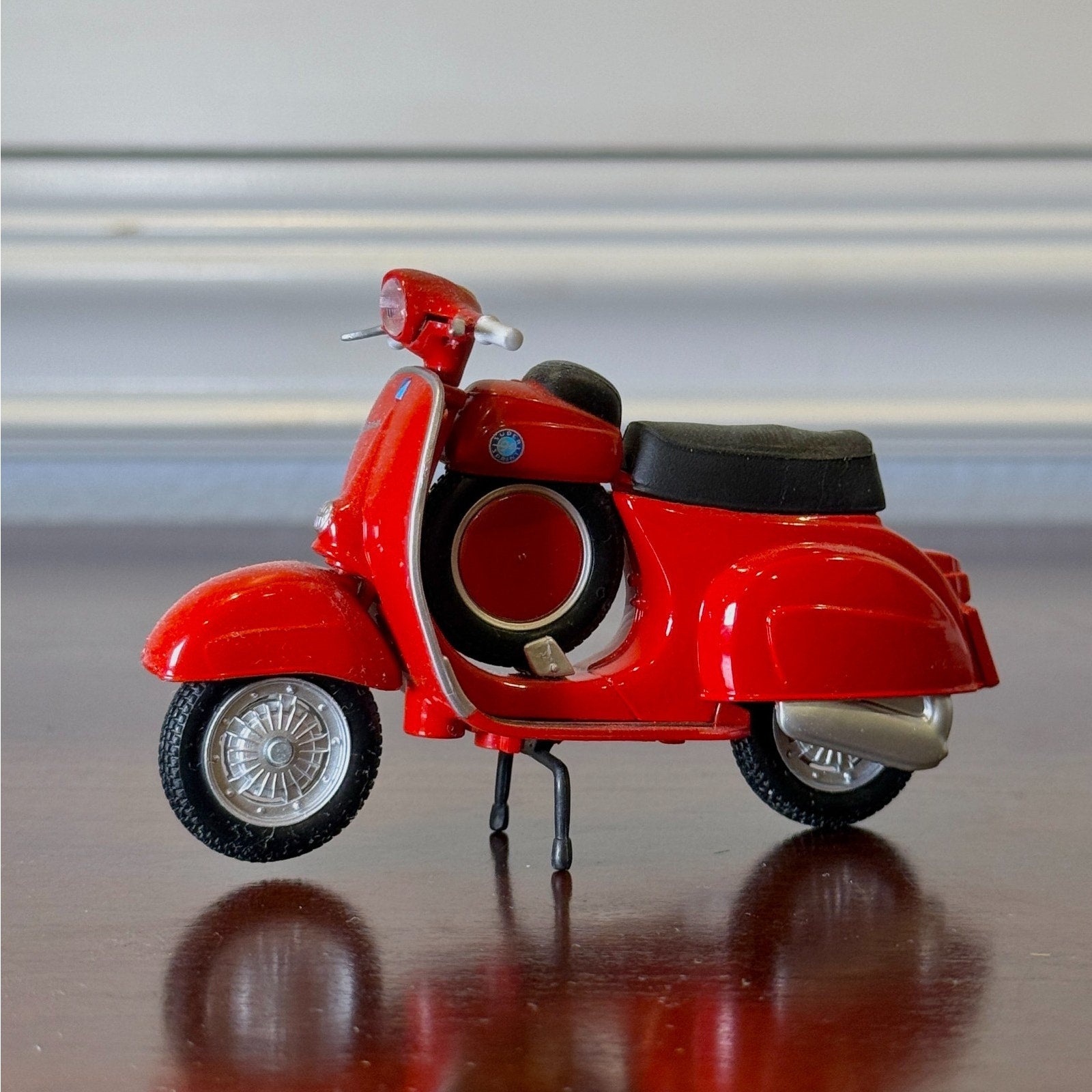 Maisto Vespa Red 1/18 Scale Diecast Model Bike | Spare Tire - Product Image