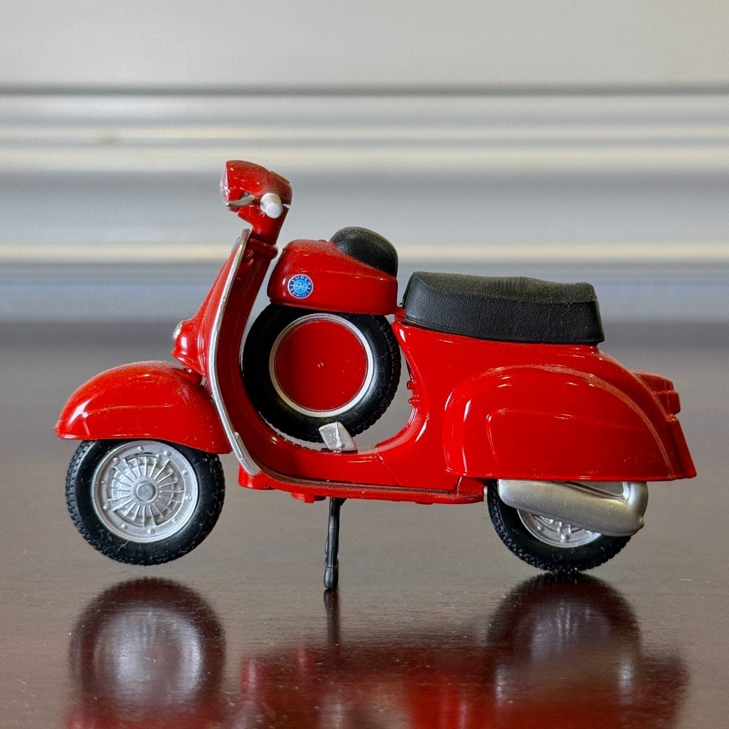 Maisto Vespa Red 1/18 Scale Diecast Model Bike | Spare Tire - Product Image