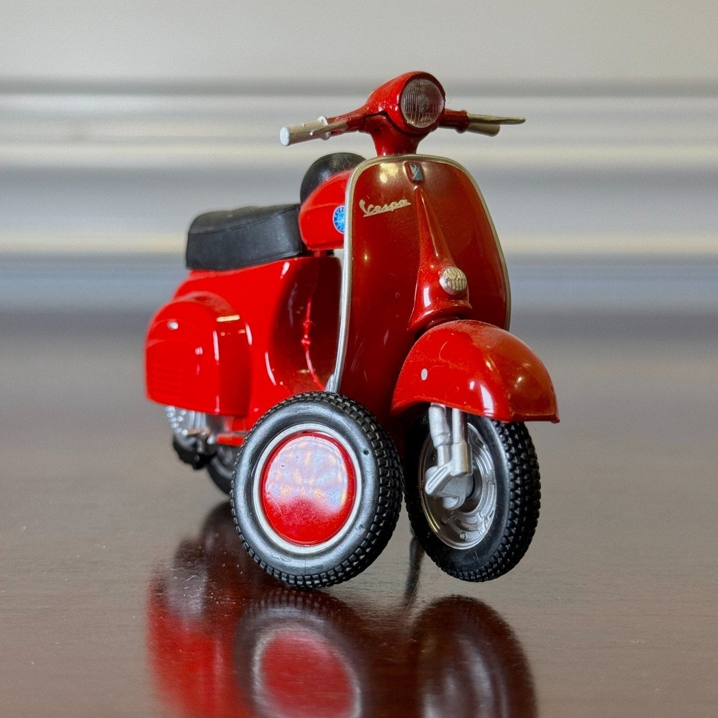Maisto Vespa Red 1/18 Scale Diecast Model Bike | Spare Tire - Product Image