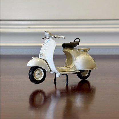 Maisto Vespa White 1/18 Scale Diecast Model Bike | New - Product Image