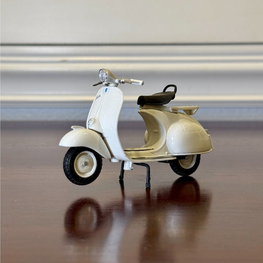 Maisto Vespa White 1/18 Scale Diecast Model Bike | New - Product Image