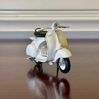 Maisto Vespa White 1/18 Scale Diecast Model Bike | New - Product Image
