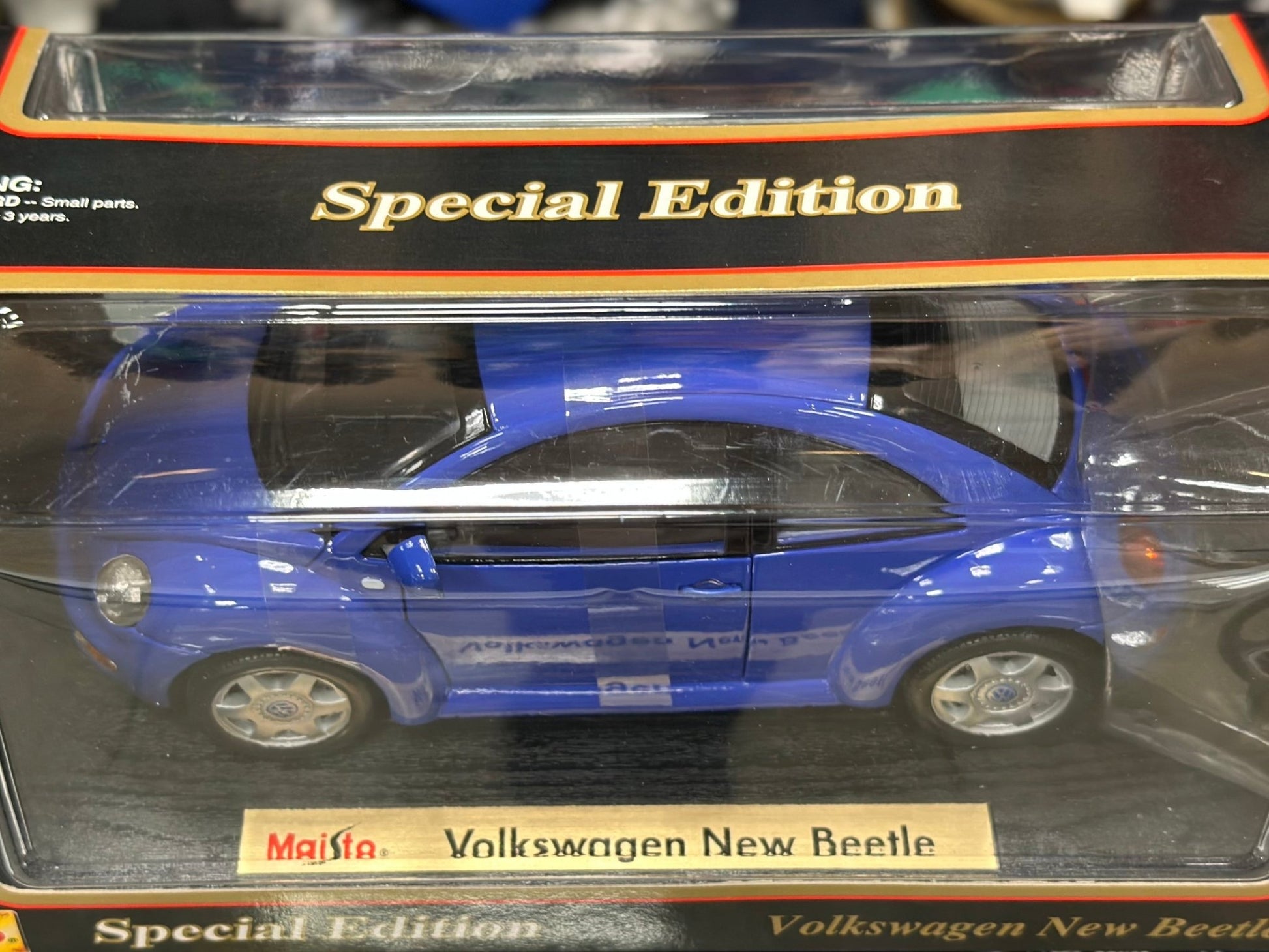 Maisto Volkswagen Beetle Purple 1/18 Scale Diecast Model Car | New - Product Image