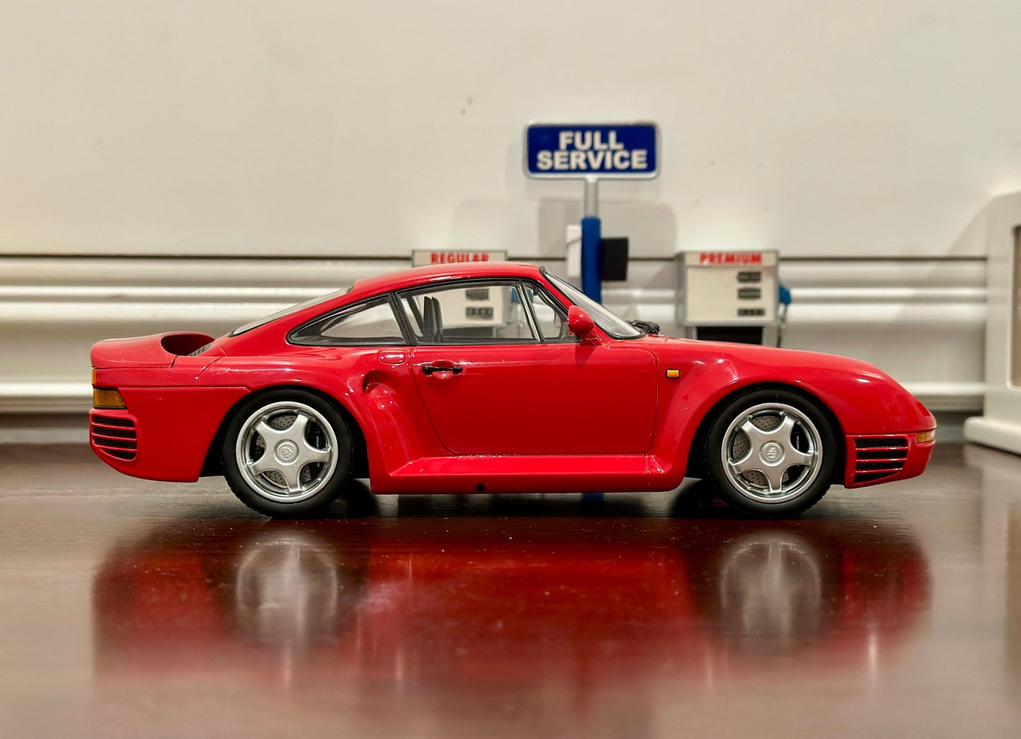 Minichamps 1987 Porsche 959 Red 1/18 Scale Resin Model Car - Product Image
