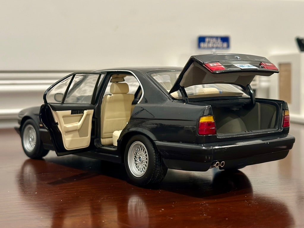 Minichamps 1988 BMW 535i Black 1/18 Scale Resin Model Car - Product Image