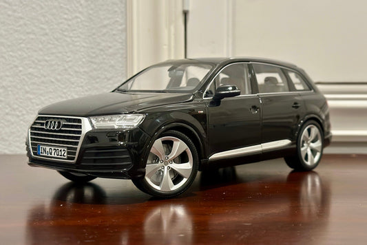 Minichamps Audi Q7 Black 1/18 Scale Diecast Model Car | Missing Doorhandle - Product Image