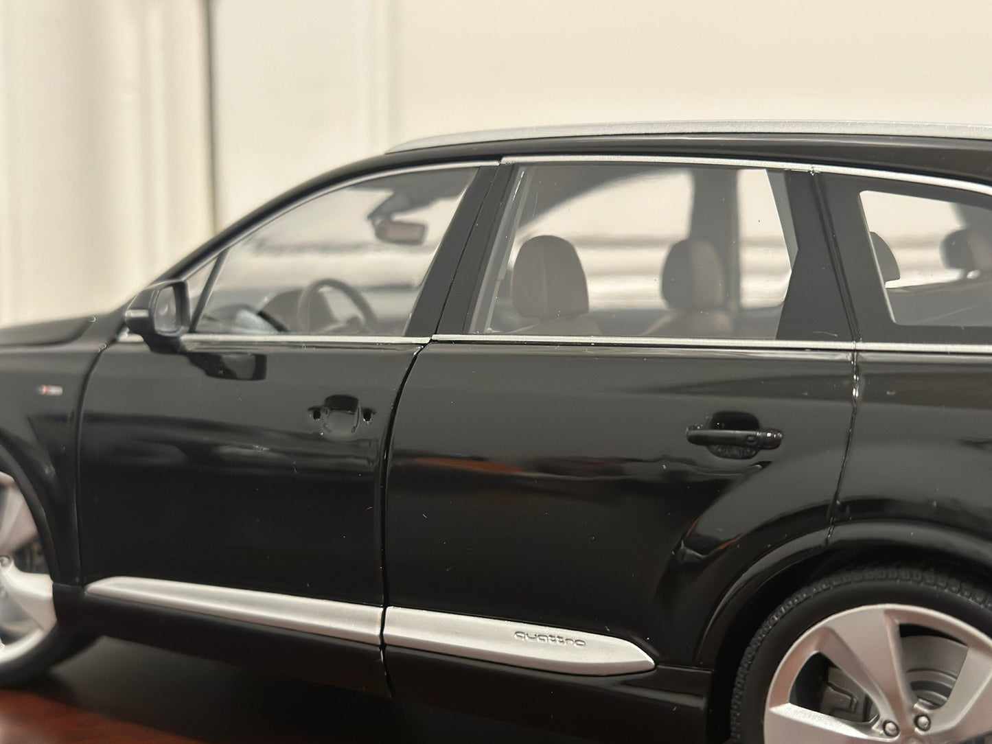 Minichamps Audi Q7 Black 1/18 Scale Diecast Model Car | Missing Doorhandle - Product Image