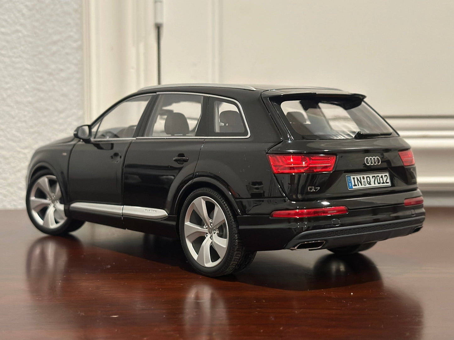 Minichamps Audi Q7 Black 1/18 Scale Diecast Model Car | Missing Doorhandle - Product Image