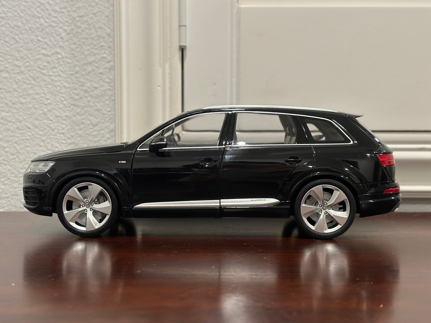 Minichamps Audi Q7 Black 1/18 Scale Diecast Model Car | Missing Doorhandle - Product Image