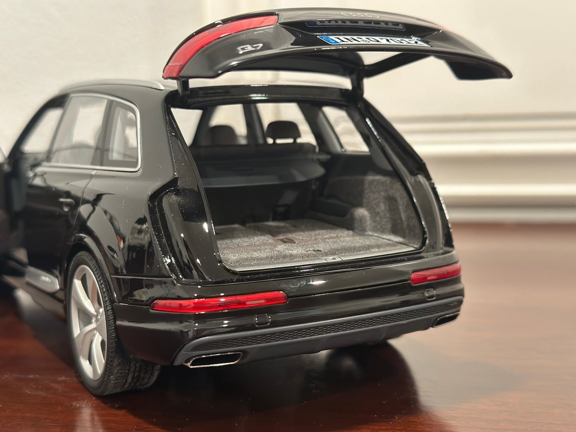 Minichamps Audi Q7 Black 1/18 Scale Diecast Model Car | Missing Doorhandle - Product Image