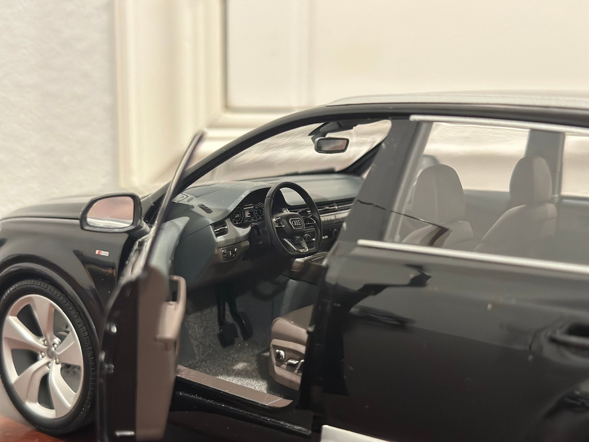 Minichamps Audi Q7 Black 1/18 Scale Diecast Model Car | Missing Doorhandle - Product Image