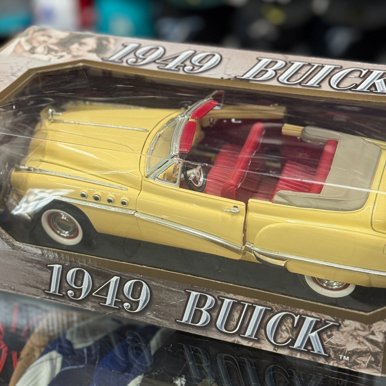 Motormax 1949 Buick Roadmaster Cream 1/18 Scale Diecast Model Car | New - Product Image