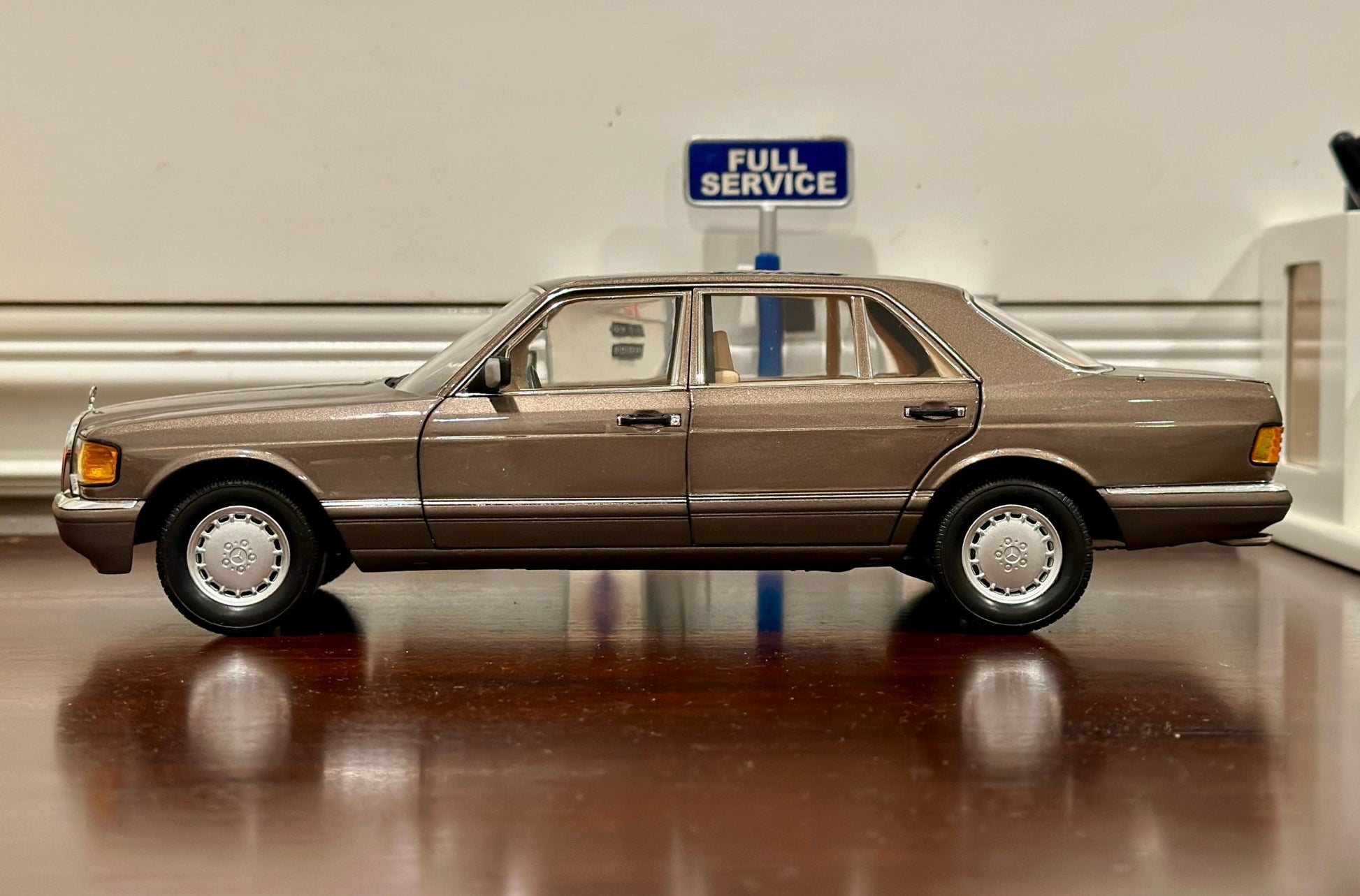 NOREV Mercedes Benz 560 SEL Metallic Brown 1/18 Scale Diecast Model Car - Product Image