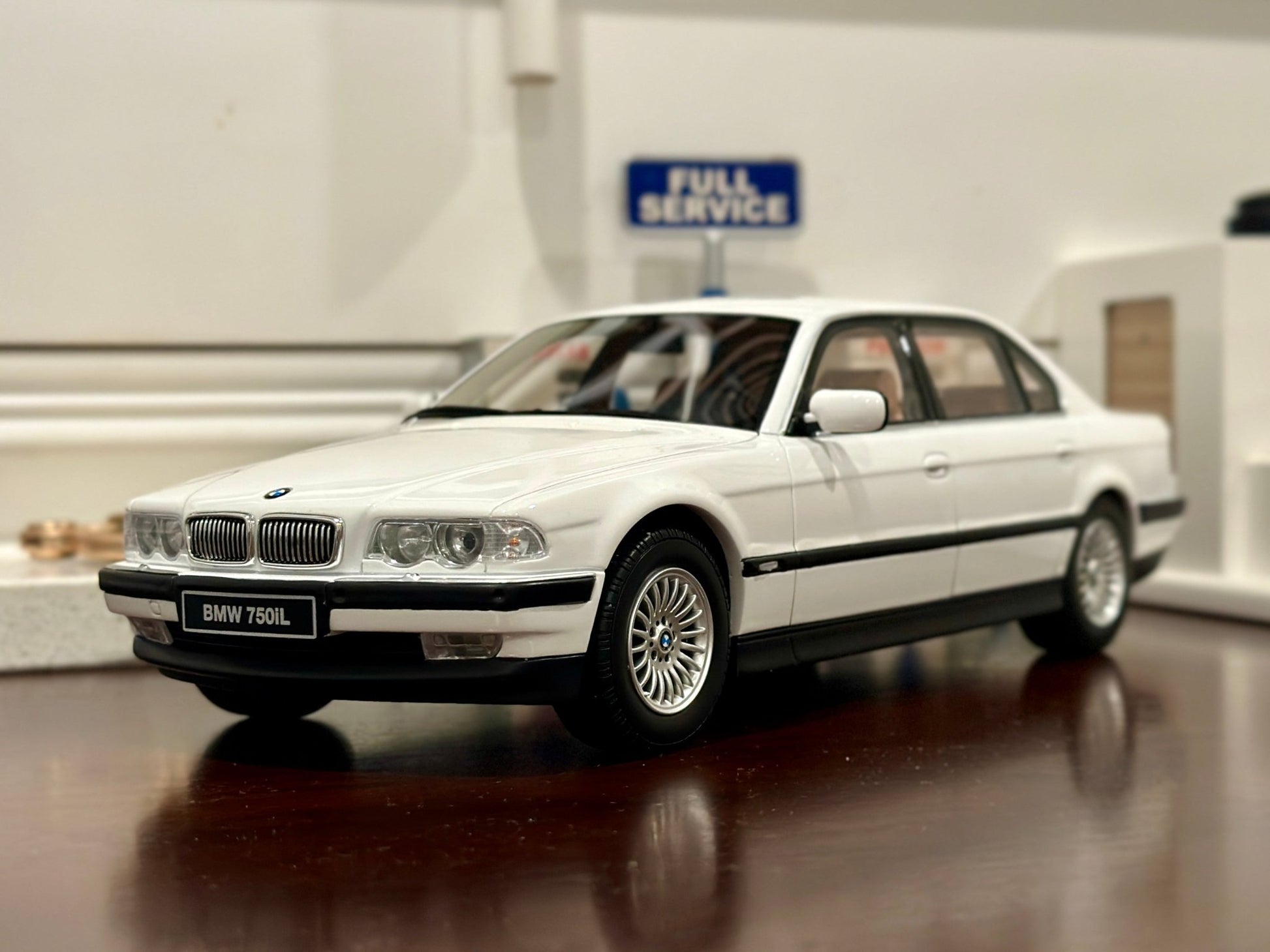 Ottomobile BMW E38 750Il White 1/18 Scale Resin Model Car - Product Image