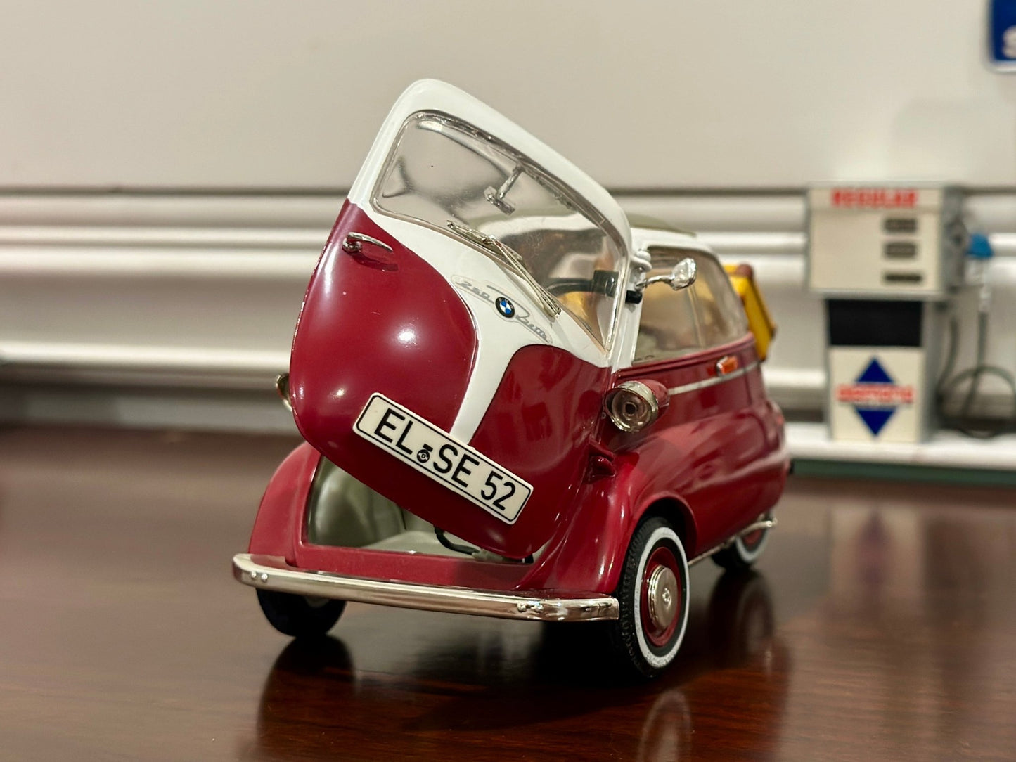Revell BMW Isetta w/ Trailer Red/White 1/18 Scale Diecast Model Cars - Product Image