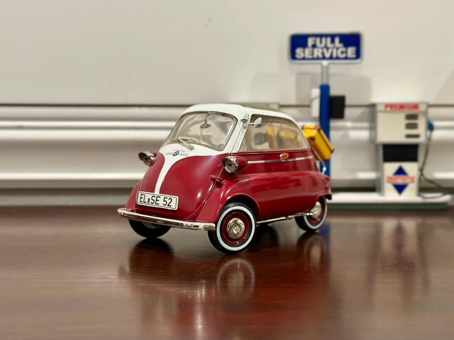 Revell BMW Isetta w/ Trailer Red/White 1/18 Scale Diecast Model Cars - Product Image