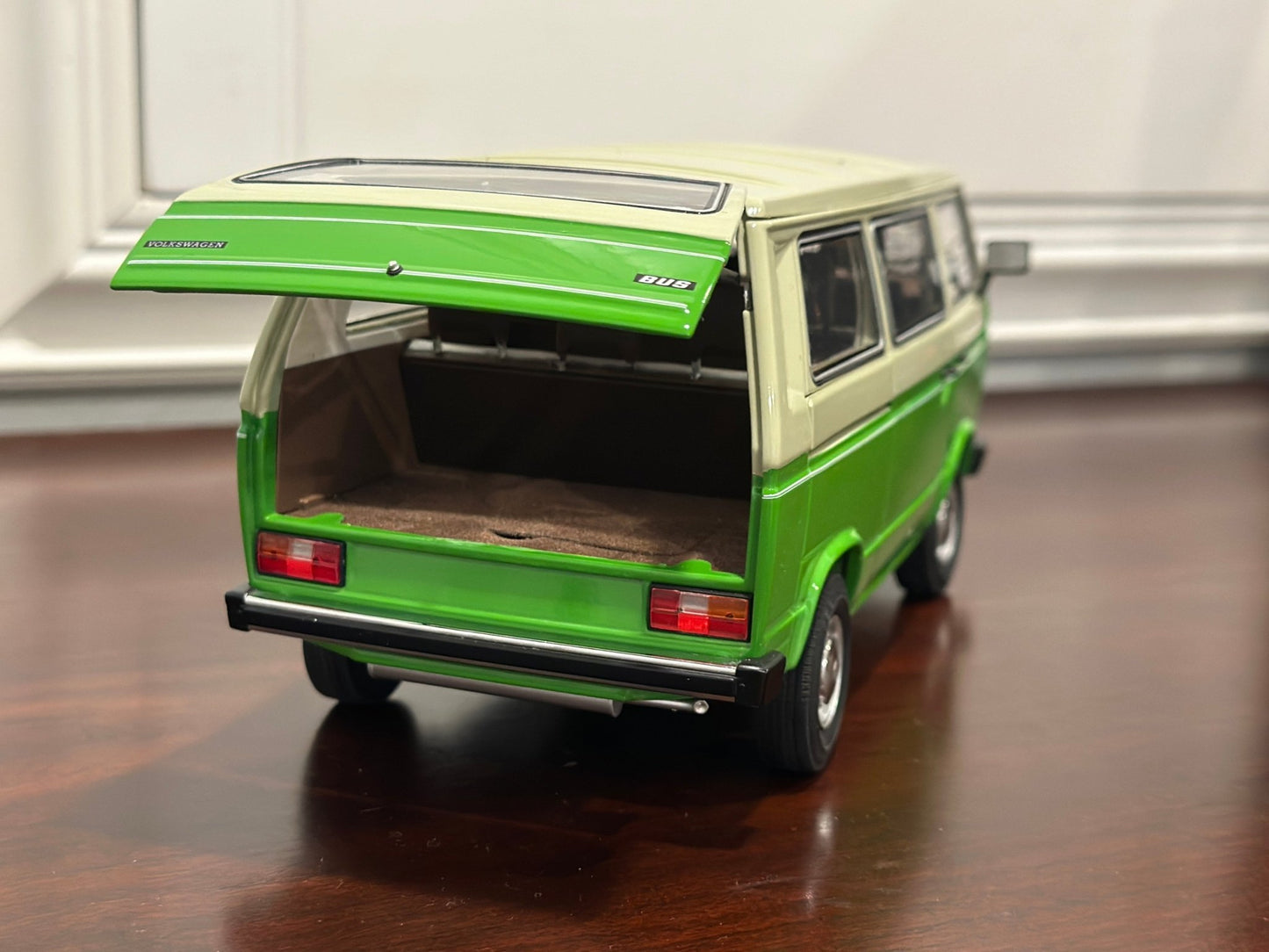 Schuco Volkswagen T3 Bus Green 1/18 Scale Diecast Model Car - Product Image