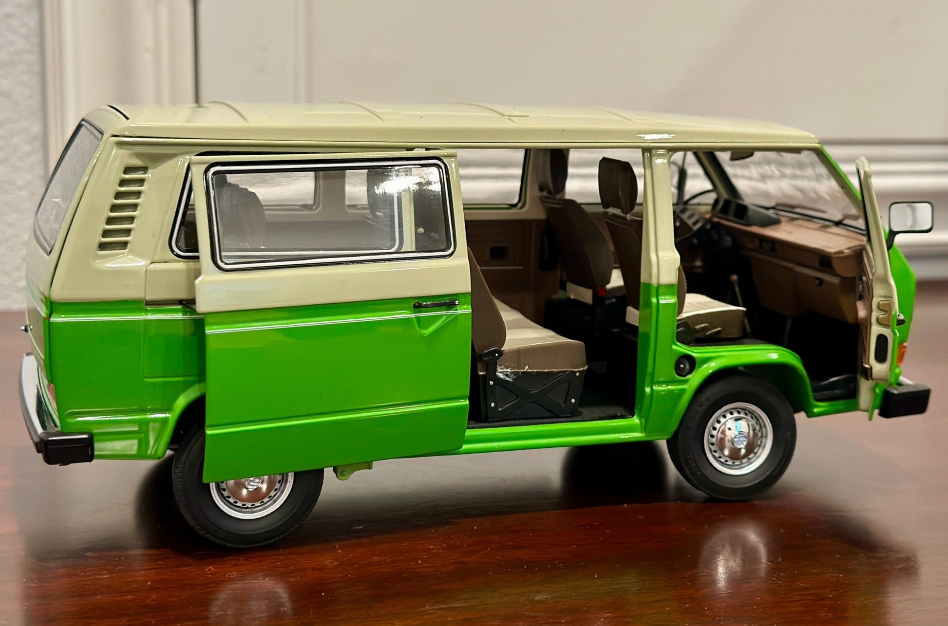 Schuco Volkswagen T3 Bus Green 1/18 Scale Diecast Model Car - Product Image