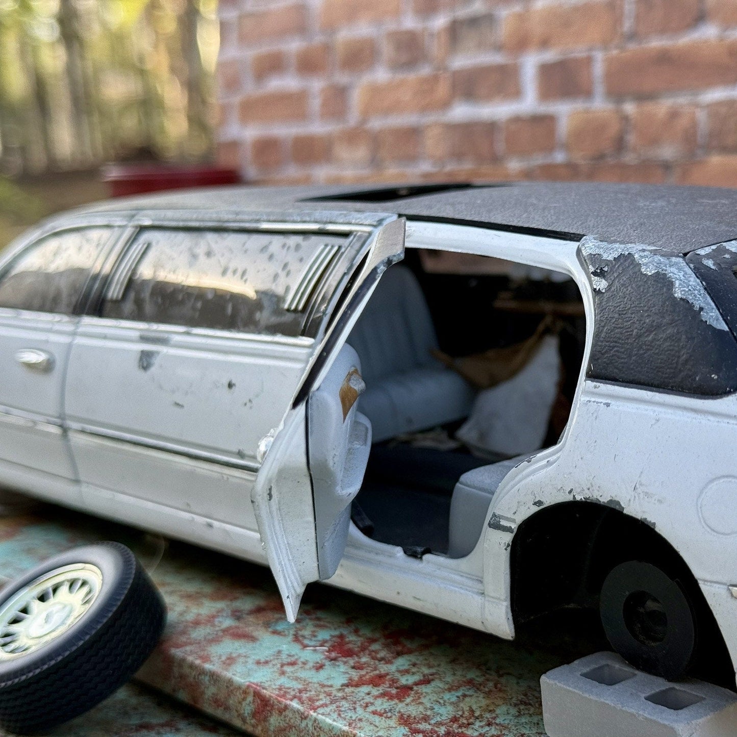 Sun Star 1999 Lincoln Limousine White 1/18 Scale Diecast Model Car | Parts Car - Product Image